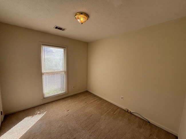 Building Photo - Charming 3BR Home in Columbus – Pet Friendly & Move-In Ready!