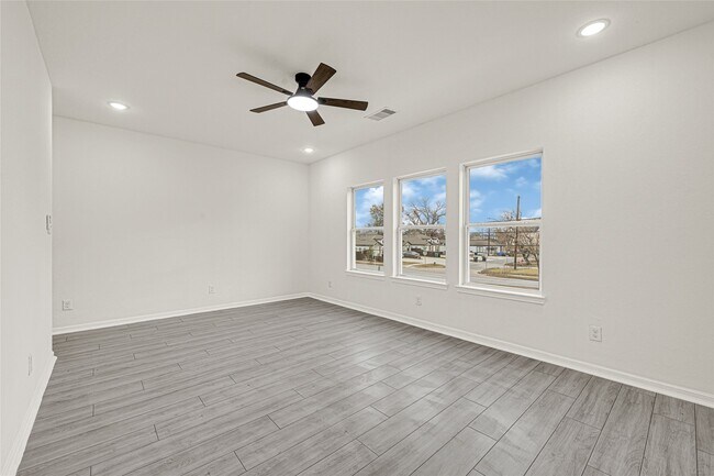 Building Photo - 8628 Scott St