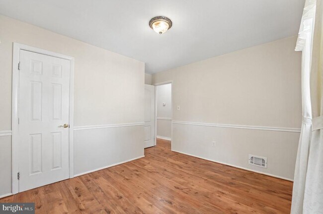 Building Photo - 229 Cabbel Dr