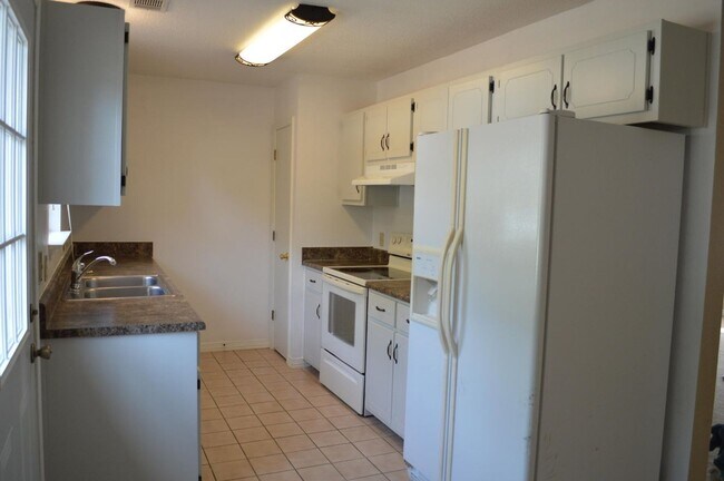 Building Photo - 123 Oak Terrace Dr