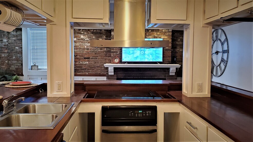 another view of kitchen - 101 W Oglethorpe Ave