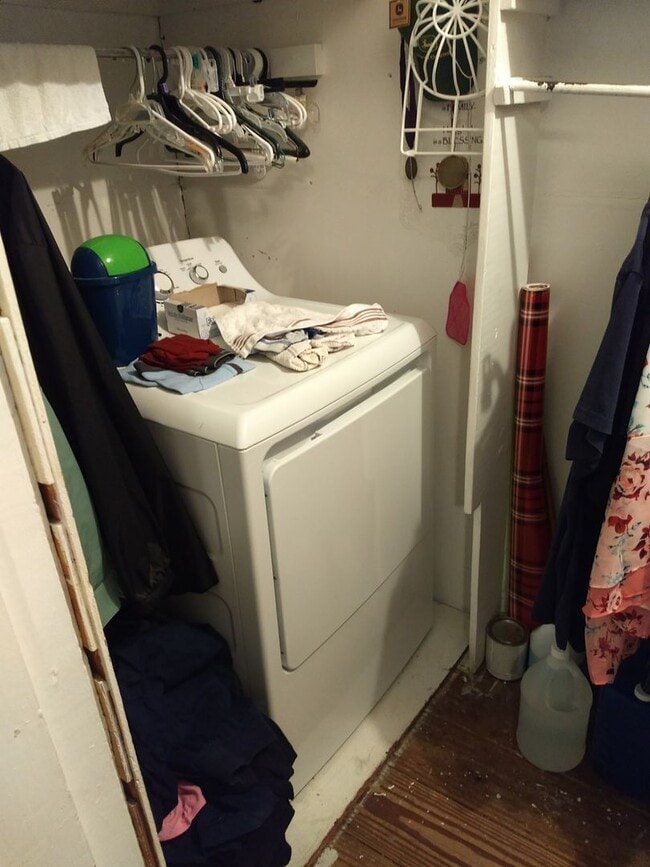 Building Photo - 3 Bed/2 Bath Single Fmaily Home