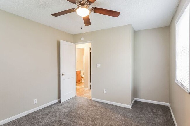 Building Photo - 128 Ann Dr SW