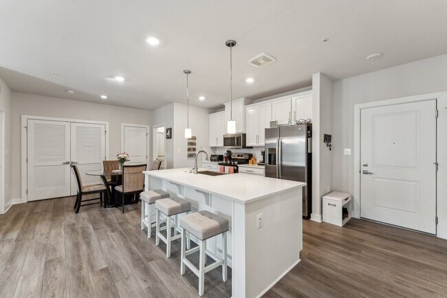 Building Photo - Gorgeous 2bd/2ba modern condo w/balcony located conveniently in MOSAIC AT WOODLAND PARK in Herndon.