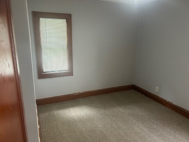 Building Photo - Nice 2 Bedroom 1 Bath