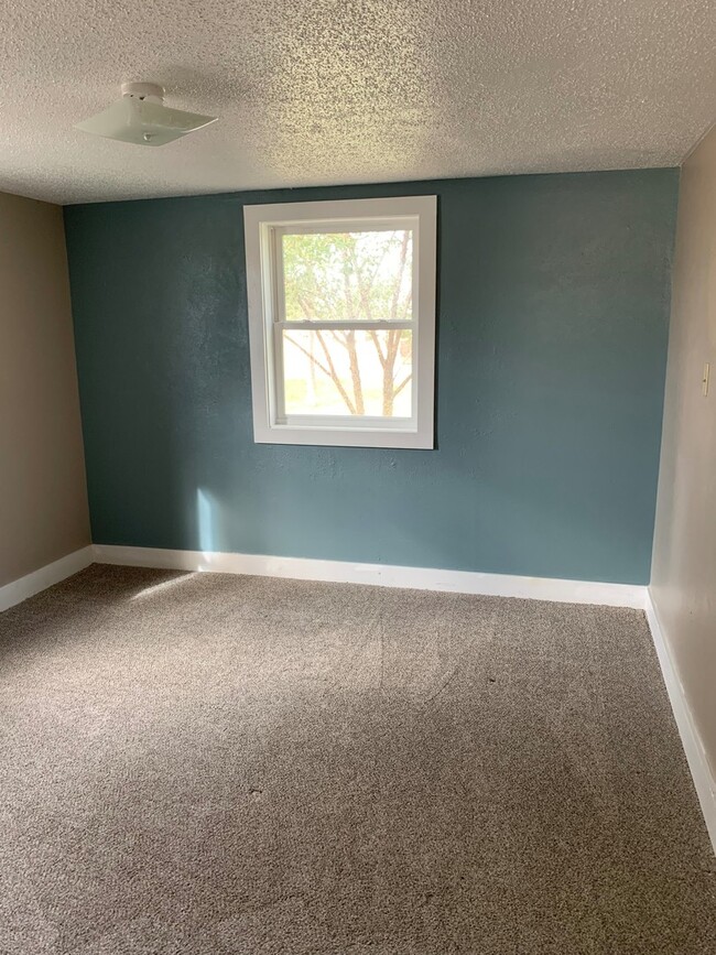 Building Photo - LARGE 1 BEDROOM HOME WITH MANY UPDATES