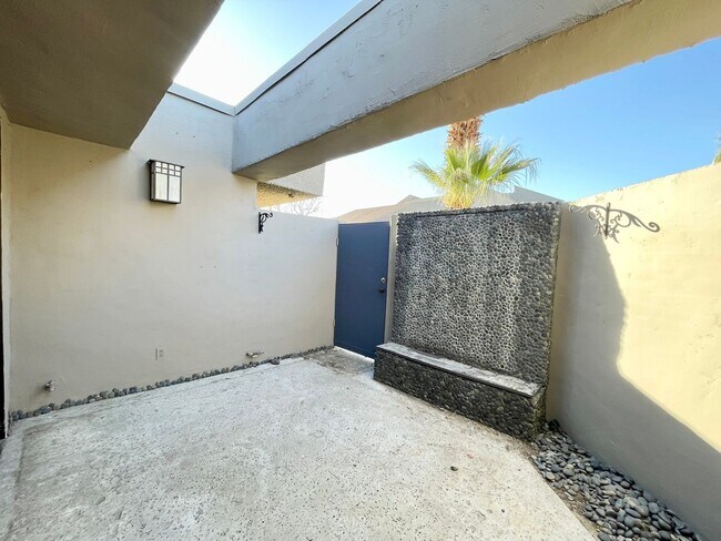 Building Photo - AVAILABLE NOW!! BEAUTIFUL  2 Bed / 2 Bath - Across from The River Shopping Center in RANCHO MIRAGE!