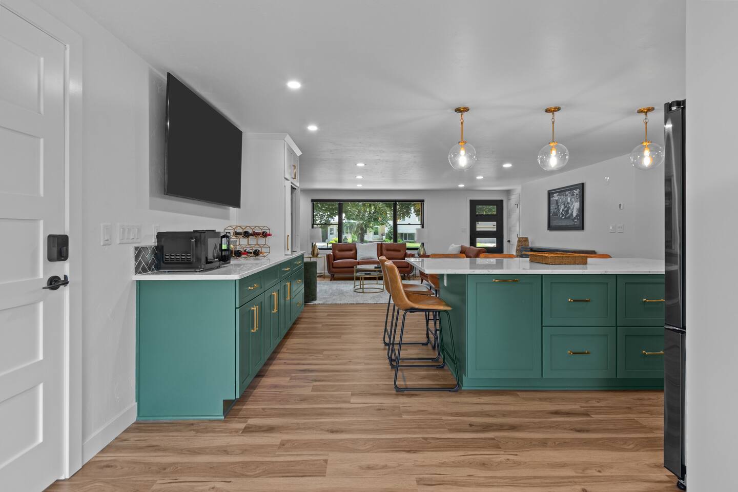 Building Photo - 1095 April Ln