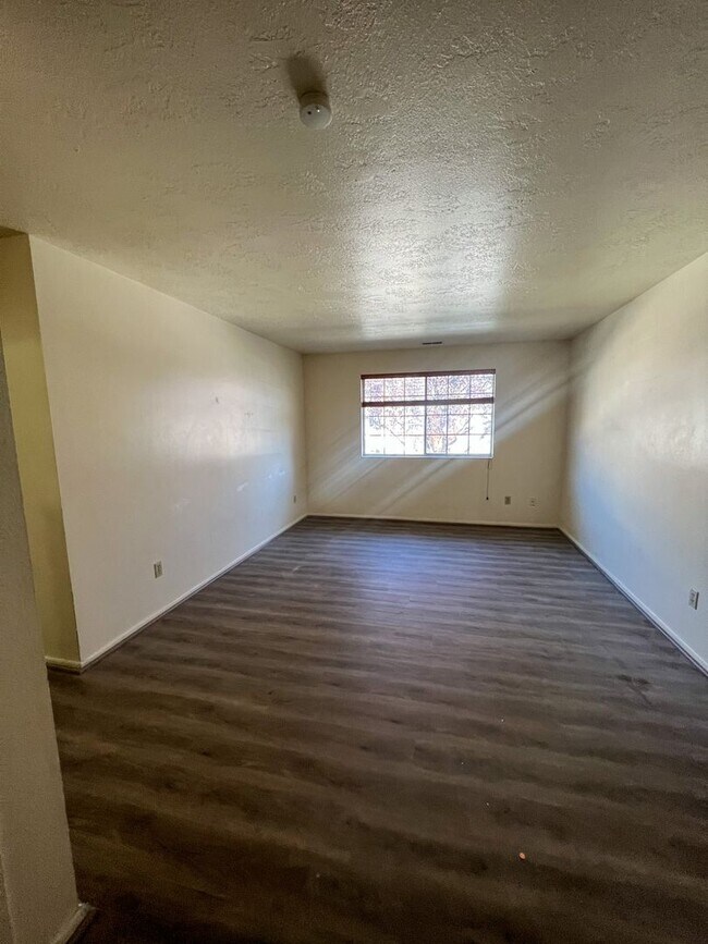 Building Photo - Cozy 2 Bedroom Apartment