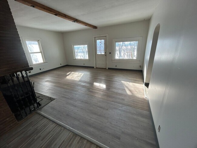 Building Photo - Charming 3 bed/1 bath country home on 5 acres with barn & small shop.