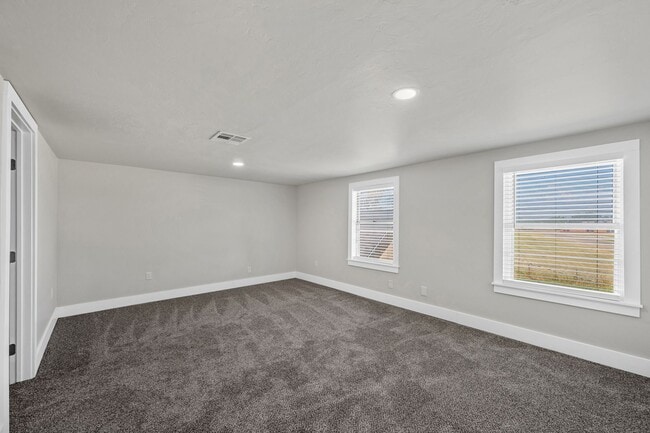 Building Photo - 5 Bedroom