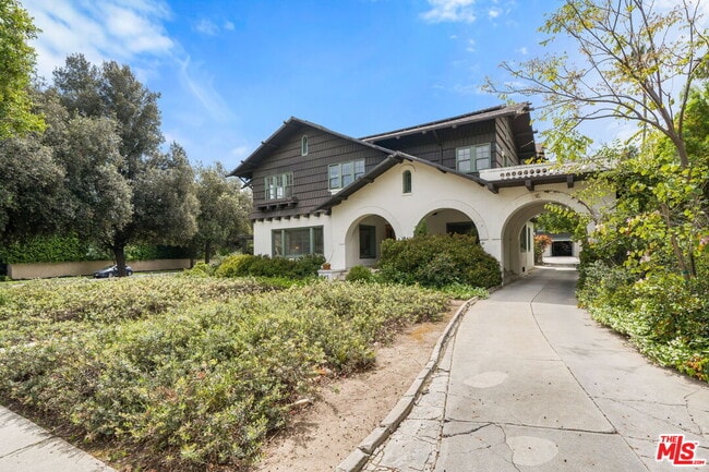 Building Photo - 801 N Rodeo Dr