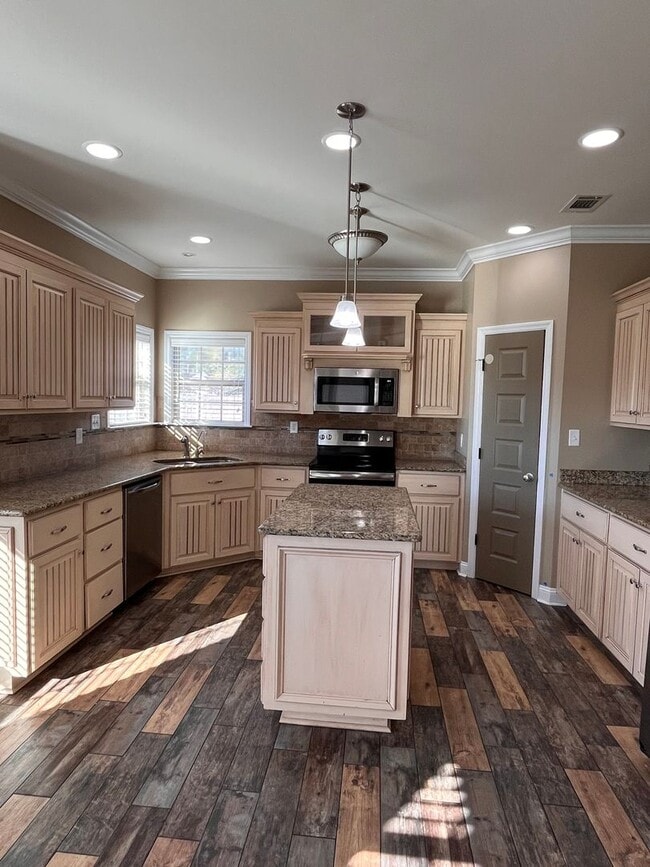 Building Photo - 4062 McKenzie Ln