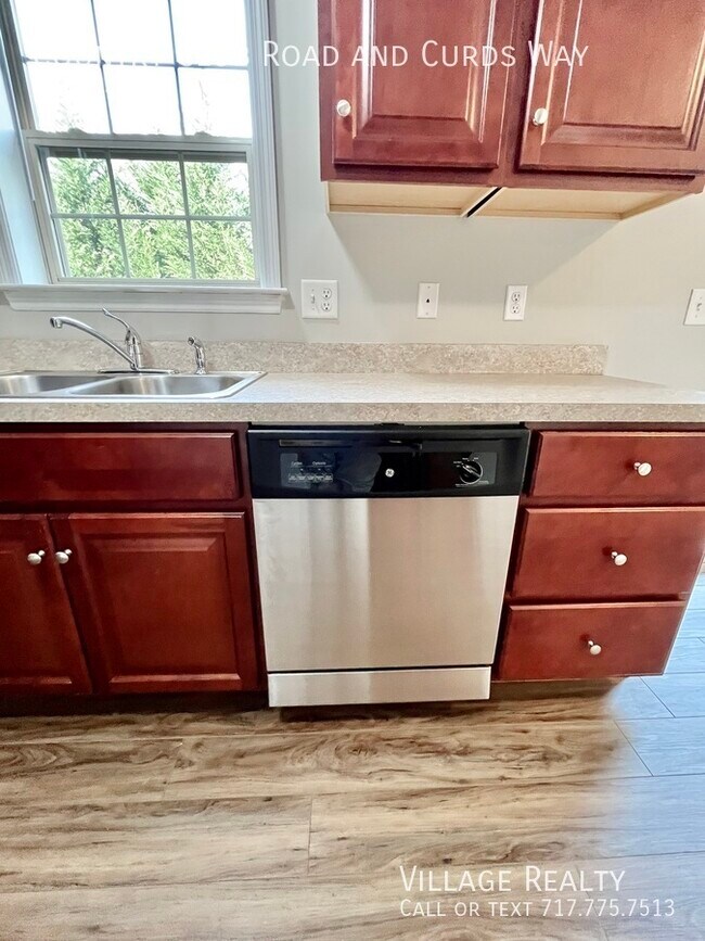 Building Photo - 705 Country Club Rd