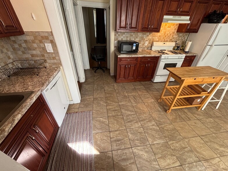 Unit 2 Kitchen - 234 Cypress St