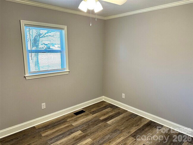 Building Photo - 2121 Charlotte Hwy