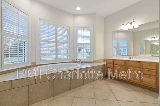 Building Photo - 5916 Meadowmere Dr