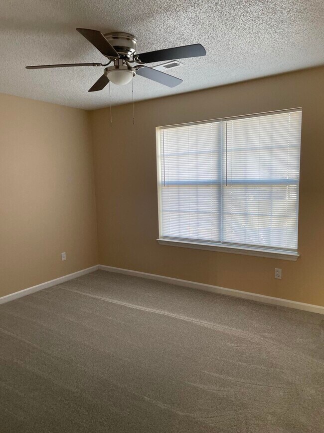 Building Photo - 1104 Village Ct