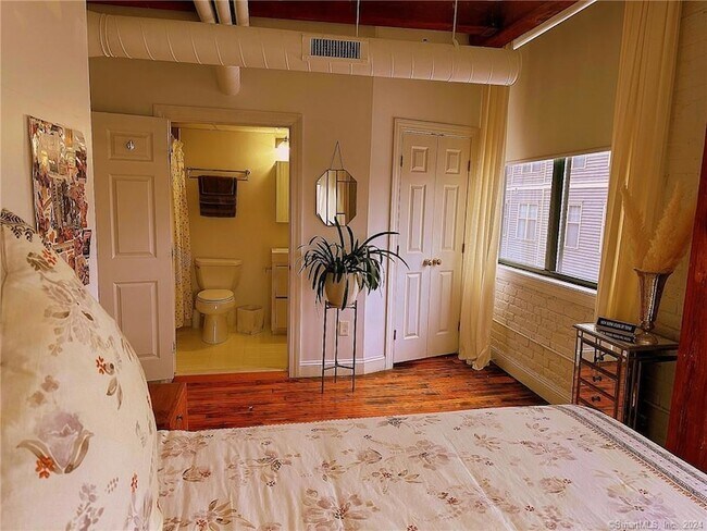 Building Photo - 145 Canal St E