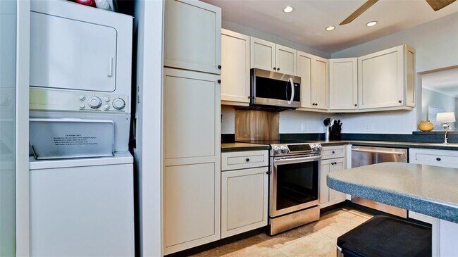 Building Photo - 401 Palm Tree Dr