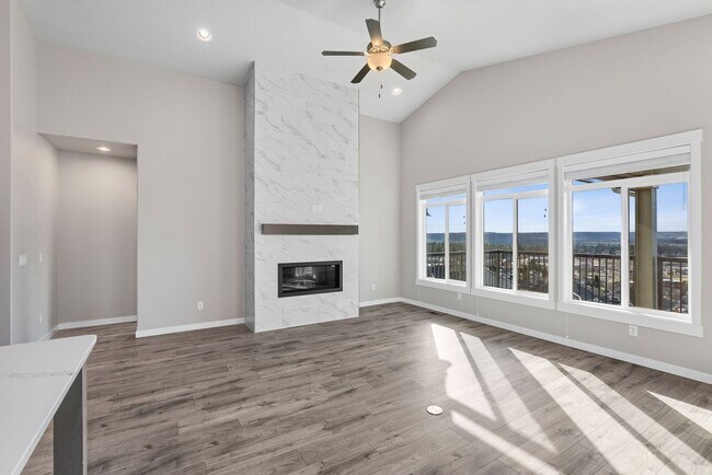 Building Photo - Luxury Four Bedroom with Breathtaking Views