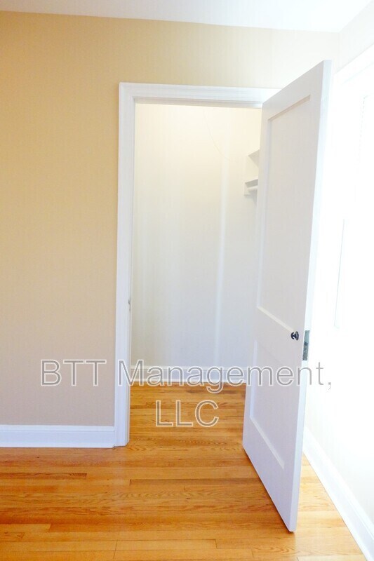 Building Photo - 907 Hudson Ave