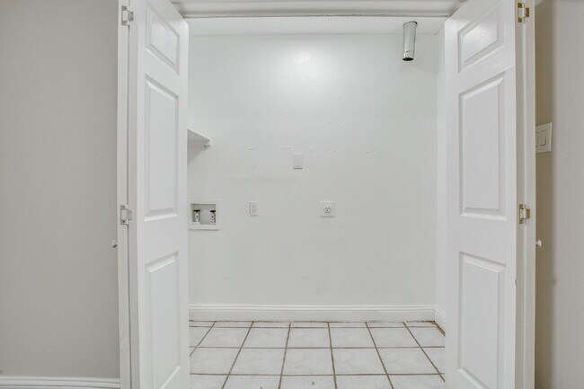 Building Photo - Large 4 bedroom!