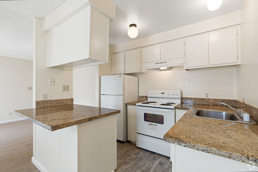 1BR, 1BA - 700SF - Kitchen - Villa Riviera Apartments