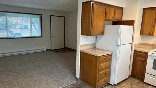 Building Photo - 2 bedroom ground level apartment