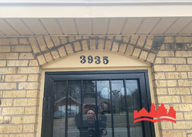 Building Photo - Welcome to 3935 Battlefield!