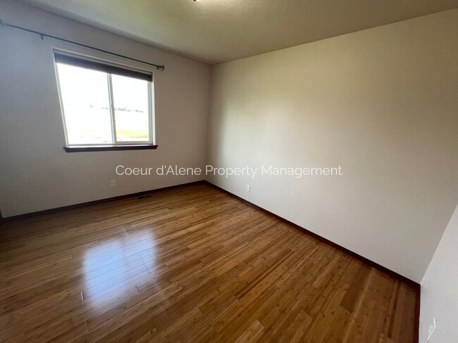 Building Photo - Well Maintained 4 bed house in The Landings