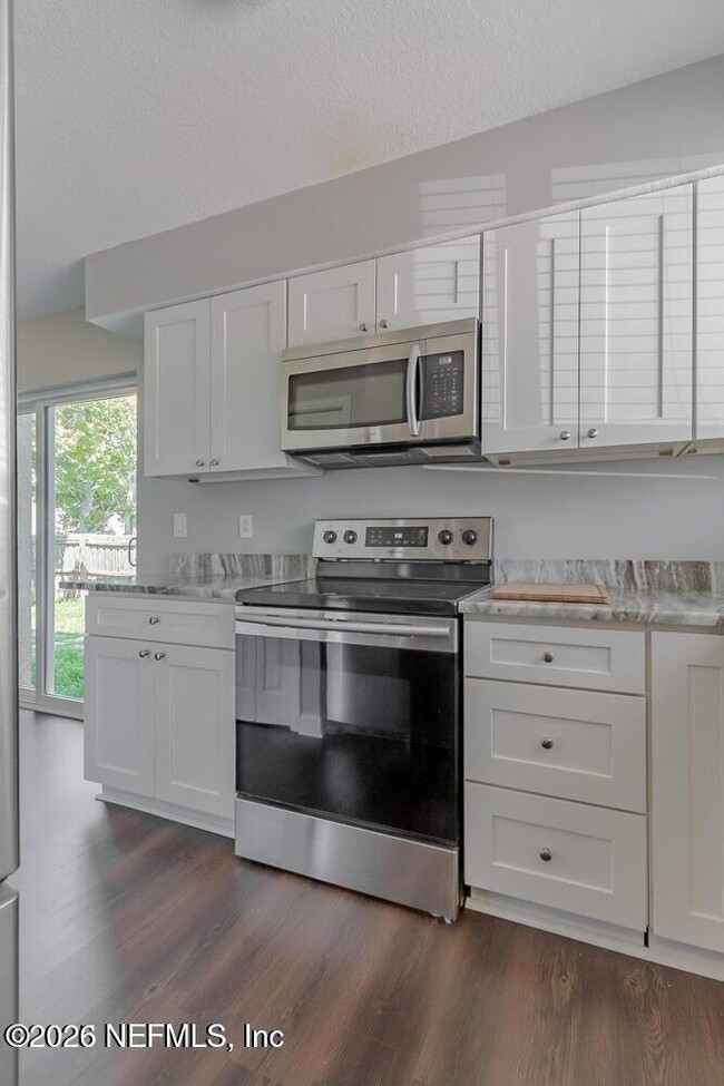 Building Photo - 360 14th Ave S