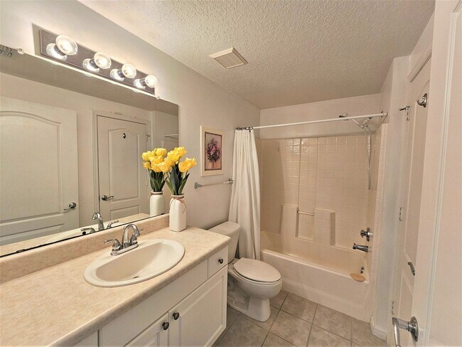 Building Photo - 5050 Fairways Cir
