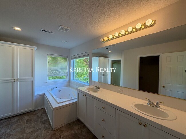Building Photo - 16729 NW Oak Creek Dr