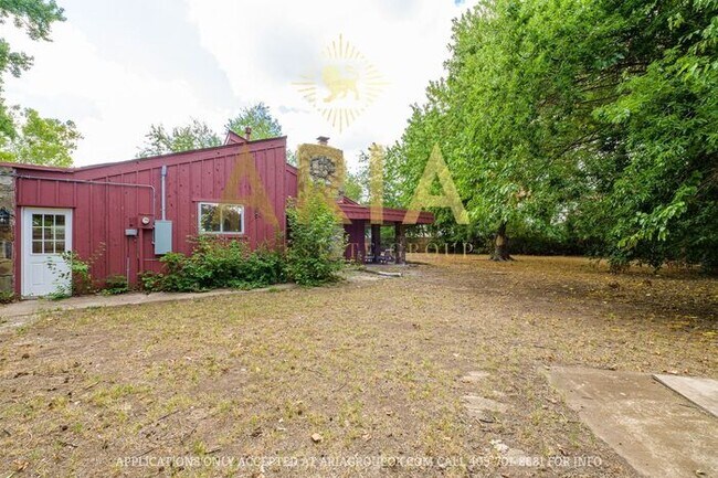 Building Photo - Unique 3 bed/2 bath Property with HUGE Bon...
