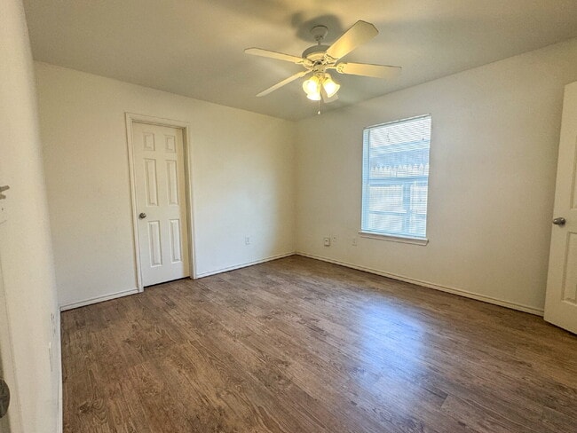 Building Photo - Price REDUCED! 3 Bedroom, 3 Bath, 2 Car Garage Duplex