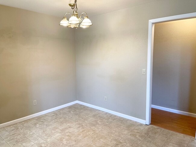 Building Photo - Centrally Located 3 Bedroom Duplex in Windsor with a Single Car Garage!