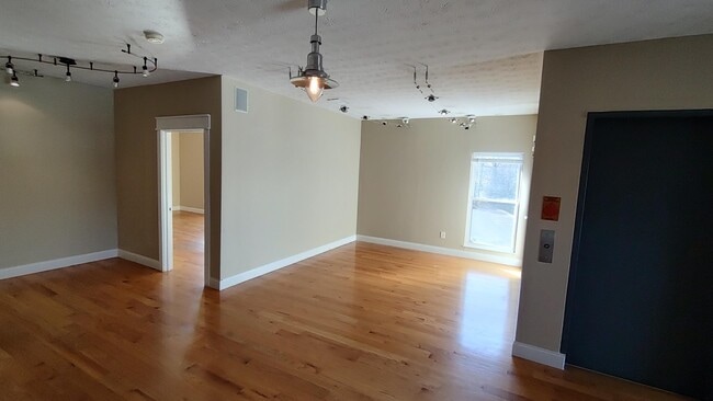 Building Photo - 236 Main St