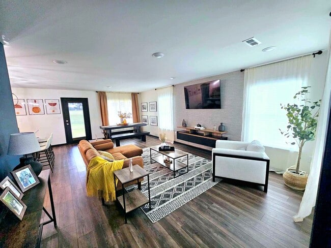 Building Photo - Charming Home!