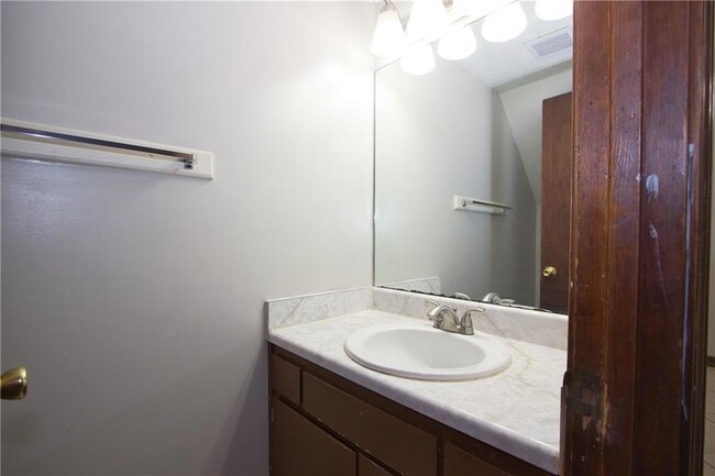 Building Photo - 948 Waverly Ct