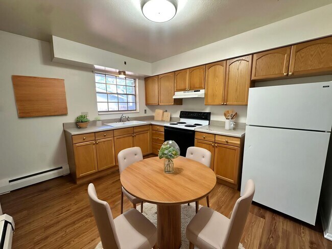 Building Photo - 3 Bedroom, 2 Bath! with Parking, Washer and Dryer, finished basement! (Comanche)