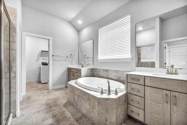 Building Photo - 121 High Plains Dr