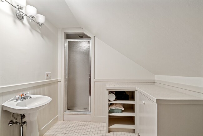 Building Photo - 14 Greenough Pl