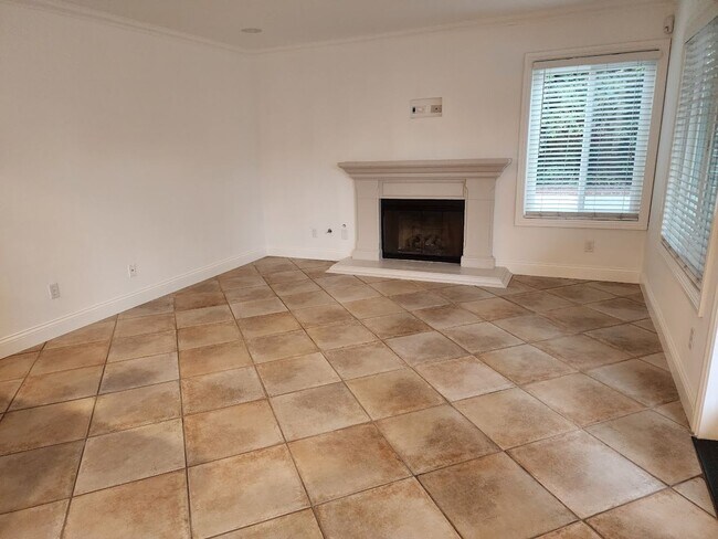 Building Photo - Gorgeous 5 Bedroom in Carmel Mtn Ranch in Gated Community
