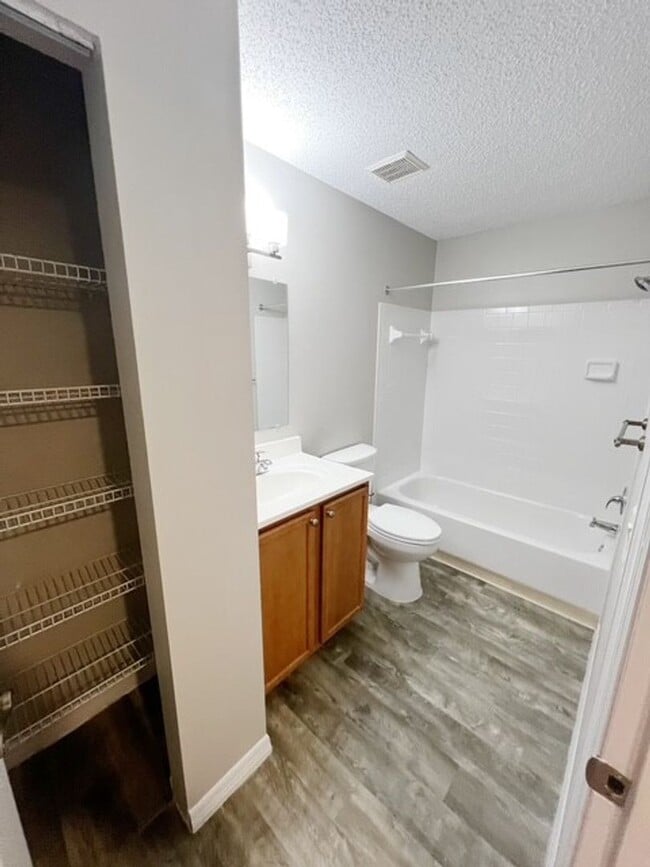 Building Photo - Corner Unit - 2nd Floor- 1 Bedroom 1 Bath for Lease in Brandon, FL