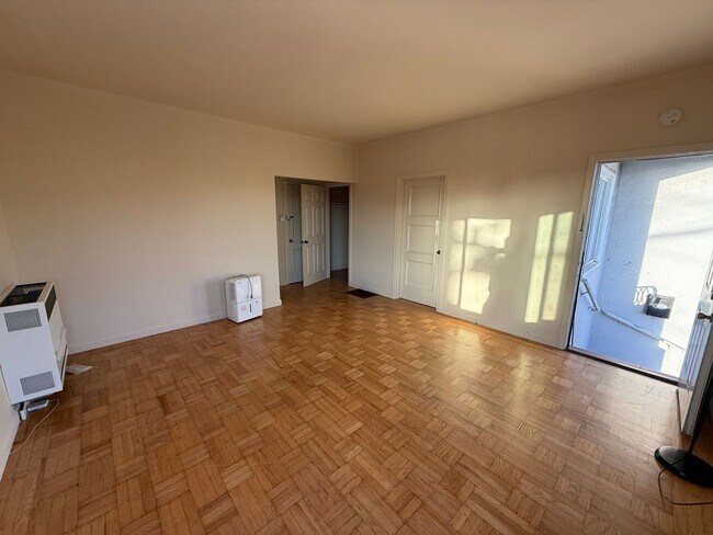 Building Photo - 700