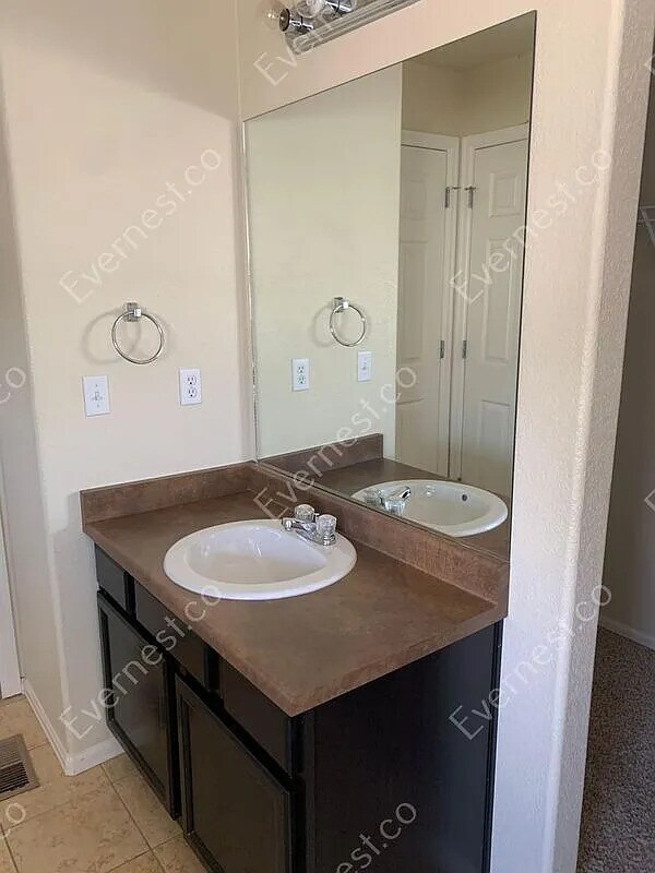 Building Photo - 3-Bed/ 3-Bath Modern Town Home with Attached Garage and Front Porch /Voucher Accepted/Available S...