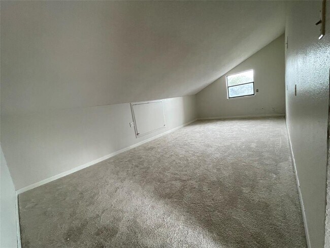 Building Photo - 210 Oak Springs Dr
