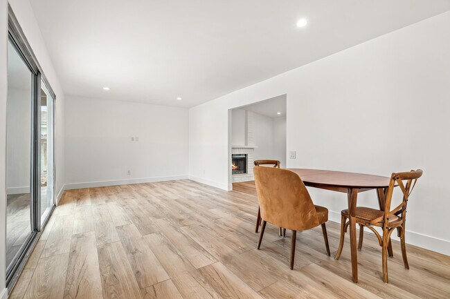 Building Photo - 912 N Camino Condor