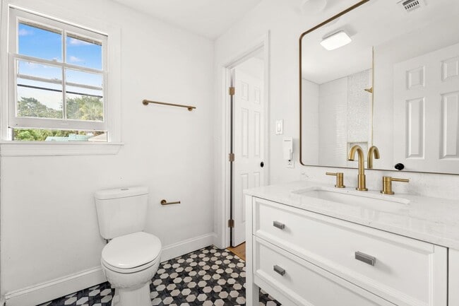 Building Photo - 2 Bed 1.5 Bath Jax Beach - Walk to the Beach- Newly remodeled